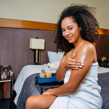 Cargar imagen en el visor de la galería, Regina Spa Therapy Crema hotelero hecho a base de esencias de Almendra. / 5 litros Refil