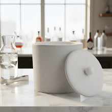 Cargar imagen en el visor de la galería, Hielera Térmica de Vinil (2.8 Litros) con Tapa Perilla Blanca – Elegancia y Frescura en un Solo Lugar