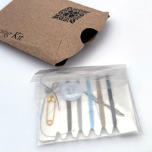 Cargar imagen en el visor de la galería, 100 Kits de costura individual de emergencia con agujas, hilos, botón, pin de seguridad para Hoteles, Airbnb y Kit de Viaje