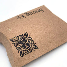 Cargar imagen en el visor de la galería, 100 Kits de costura individual de emergencia con agujas, hilos, botón, pin de seguridad para Hoteles, Airbnb y Kit de Viaje