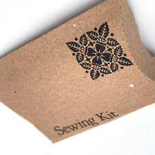 Cargar imagen en el visor de la galería, 100 Kits de costura individual de emergencia con agujas, hilos, botón, pin de seguridad para Hoteles, Airbnb y Kit de Viaje