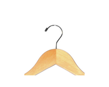 Cargar imagen en el visor de la galería, Ganchos De Madera Color Natural Con Pinzas Para Ropa 25 Pzas