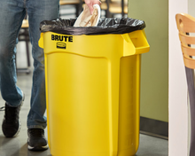 Cargar imagen en el visor de la galería, Bote Contenedor Brute Para Basura 32 Gal (121.13 Litros) Amarillo Rubbermaid