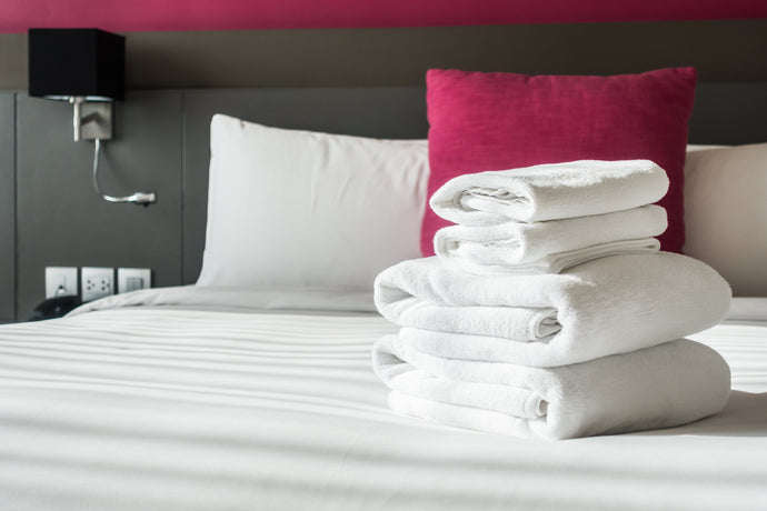 🛏️ Blancos y textiles frescos para agosto: confort garantizado en tu hotel